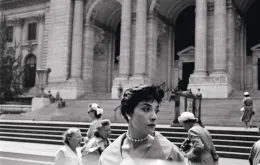 Vivian Maier, „Kobieta przed Biblioteką Publiczną NY” / Fot. Vivian Maier / MALOOF COLLECTION