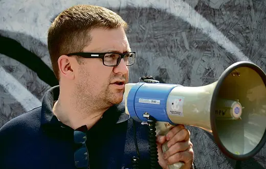 Jan Ołdakowski podczas akcji „63 dni Warszawy”. Wokół placu budowy artyści uliczni wykonali murale i graffiti przedstawiające uczestników Powstania. Warszawa, 28 lipca 2012 r. / Fot. Mariusz Gaczyński / EAST NEWS