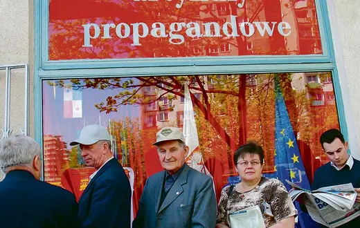 Kolejka po flagi Unii Europejskiej i Polski, dzień przed akcesją. Warszawa, 30 kwietnia 2004 r. / Fot. Andrzej Sidor / FORUM
