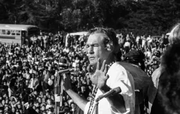 Timothy Leary przemawia do tłumu hipisów podczas akcji „Human Be-In”, Golden Gate Park, San Francisco, Kalifornia, 1967 r. / Fot. Robert W. Klein / AP / EAST NEWS