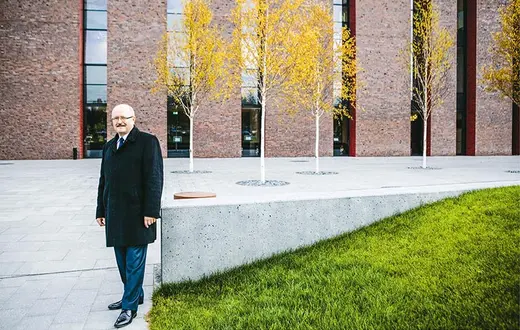 Prezydent Piotr Uszok przed nowym budynkiem Narodowej Orkiestry Symfonicznej Polskiego Radia, Katowice, 6 listopada 2014 r. / Fot. Michał Łuczak dla „TP”