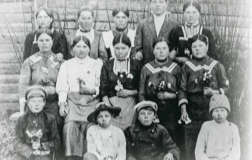 Młodzież z Bobrownik na „bieżeństwie”. Kazań, centralna Rosja, około roku 1916. / Fot. Archiwum rodzinne Andrzeja Dwojnycha