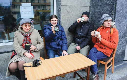 Beata, Bartek, Robert i Tomek, przyszli pracownicy klubokawiarni Życie jest fajne!, przed jej siedzibą na ul. Grójeckiej, Warszawa, marzec 2016 r. / Fot. Jacek Marczewski / AGENCJA GAZETA