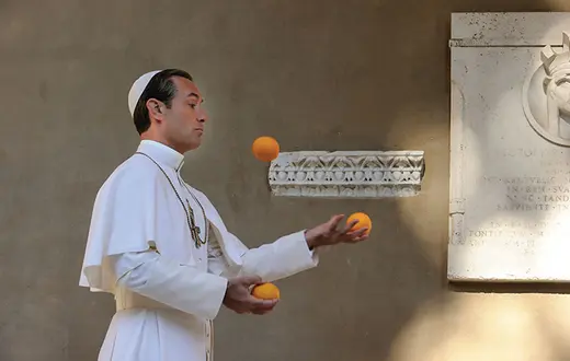 Jude Law, odtwórca roli tytułowej w serialu „Młody papież” / Fot. Gianni Fiorito / HBO