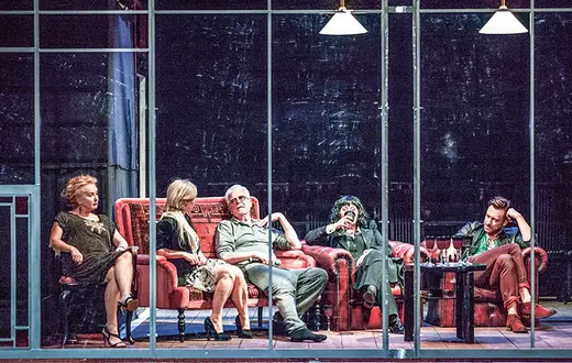 Krystian Lupa podczas próby spektaklu „Wycinka Holzfällen” w Teatrze Polskim we Wrocławiu. / Fot. Natalia Kabanow