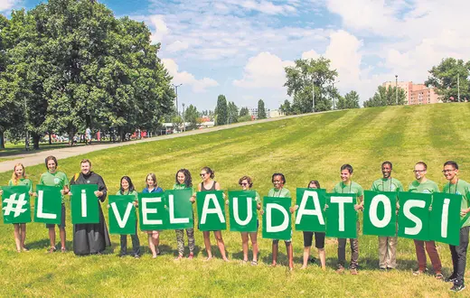 Liderzy Światowego Ruchu Katolików na rzecz Ochrony Klimatu oraz Ruchu Ekologicznego św. Franciszka podczas otwarcia wioski ekologicznej „Laudato si”. ŚDM, Kraków, 26 lipca 2016 r. / Fot. Ruch Ekologiczny św. Franiszka z Asyżu
