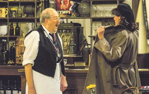 Gorden Kaye i Kirsten Cooke, aktorzy serialu „Allo, Allo!”, podczas nagrania w Granada Studios w Manchesterze, 2007 r. / Fot. Mark Campbell / REX / EAST NEWS