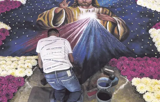 Obraz Jezusa Miłosiernego malowany farbami w proszku na asfalcie w Tlaxcala. Meksyk, 15 sierpnia 2016 r. / Fot. Hugo Ortuno / EPA / PAP