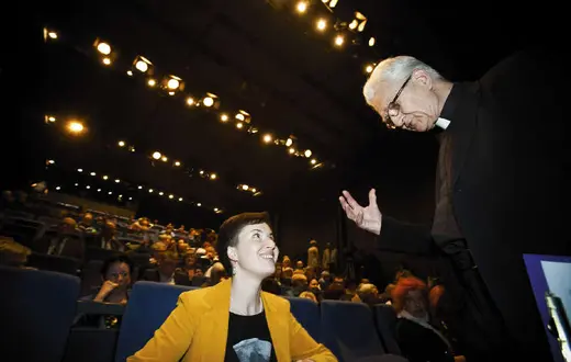 Ks. Adam Boniecki gratuluje Karolinie Wigurze / Fot. Andrzej Bialik