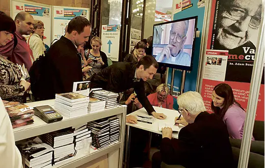 Ks. Adam Boniecki i Katarzyna Kolenda-Zaleska podpisują książkę "Zrozumieć Papieża" na Warszawskich Targach Książki, 12 maja 2012 r. / Fot. Agnieszka Krupa