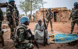Żołnierze sił pokojowych ONZ z wodzem społeczności w So, w regionie Dogon w środkowym Mali. Lipiec 2019 r. MARCO LONGARI / AFP / EAST NEWS / 