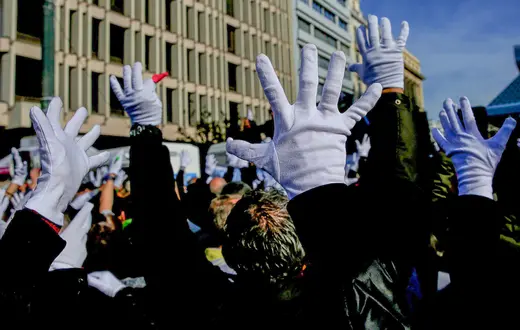 Głusi protestują w języku migowym podczas demonstracji osób niepełnosprawnych i ich rodzin w Atenach, grudzień 2016 r. Fot. ORESTIS PANAGIOTOU / EPA / PAP / 