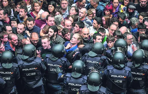 Policja hiszpańska otacza lokal wyborczy w Barcelonie, 1 października 2017 r. / ALBERTO ESTEVEZ / EPA / PAP