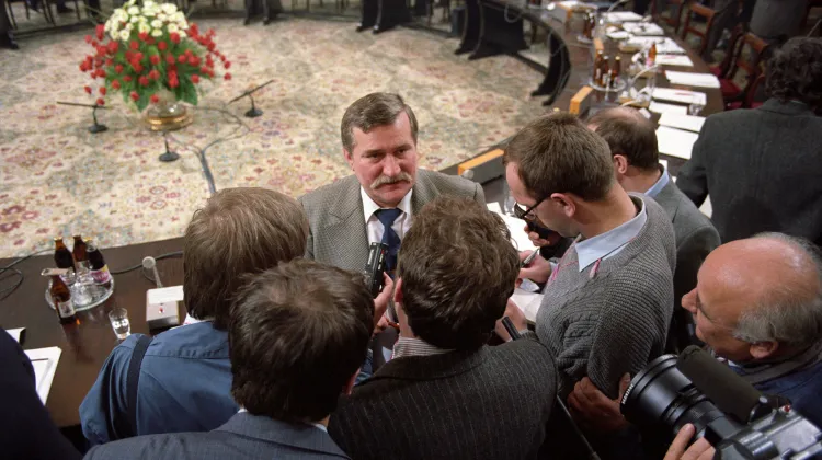 Lech Wałęsa odpowiada na pytania dziennikarzy w przerwie obrad Okrągłego Stołu, kwiecień 1989 r. // Fot. Jan Bogacz / PAP