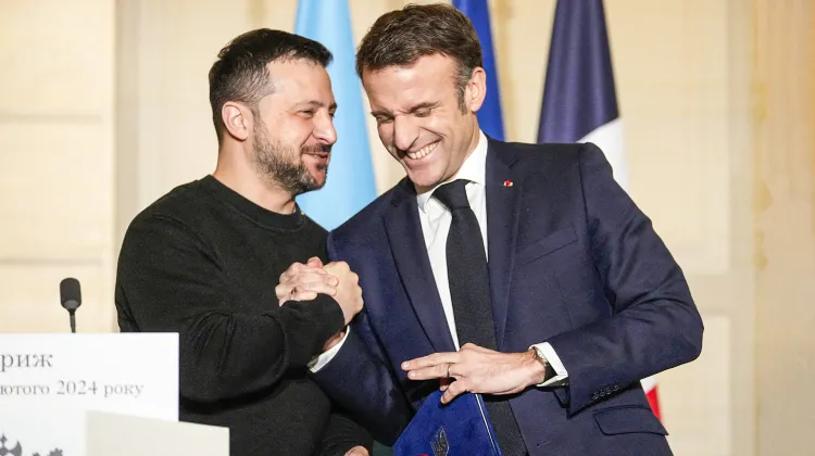 Emmanuel Macron i Wołodymy Zełenski po wspólnej konferencji prasowej w Pałacu Elizejskim. Paryż, 16 lutego 2024 r. / fot. THIBAULT CAMUS / AFP / EAST NEWS