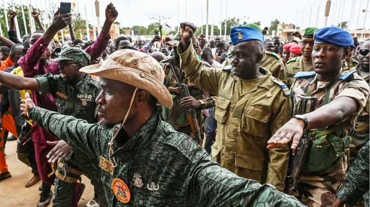 Narodowa Rada Ochrony Ojczyzny Nigru. W środku pułkownik Amadou Abdramane wśród zwolenników po przybyciu do Niamey. Niger, 6 sierpnia 2023 r. // Fot. AFP / East News