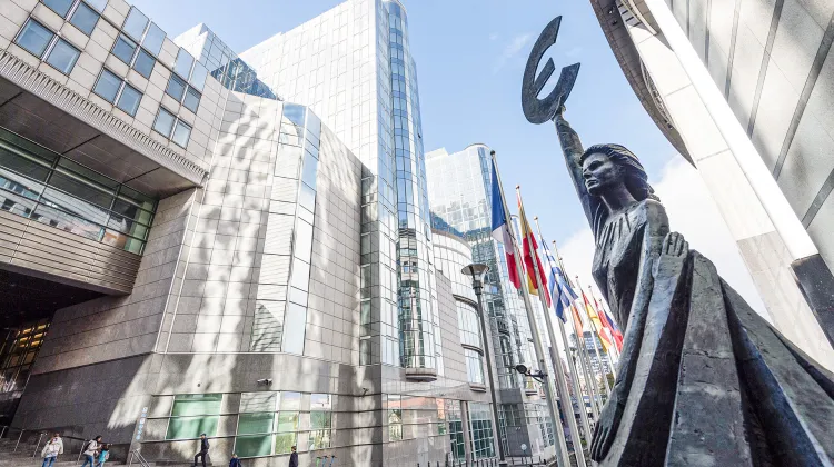 Personifikacja Europy trzymającej znak euro przed budynkiem Parlamentu Europejskiego. Bruksela, 12 kwietnia 2023 r. // Fot. Wojciech Stróżyk / Reporter