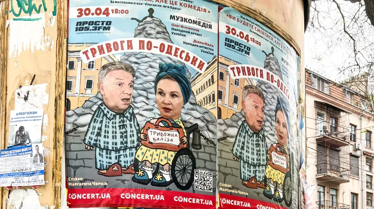 Afisze Teatru Muzycznej Komedii „Alarm (przeciwlotniczy) po odesku”. Odessa, 28 kwietnia 2024 r. // Fot. Antonina Palarczyk 