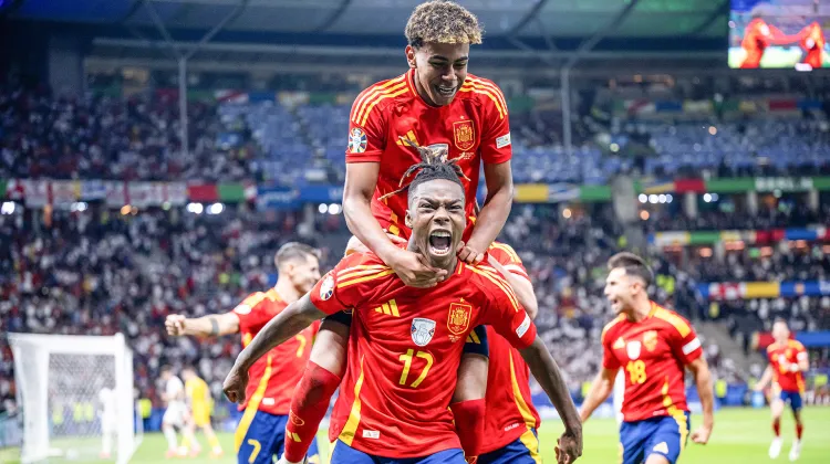 Radość Nico Williamsa i Lamina Yamala po golu zdobytym w meczu z Anglią podczas finału EURO 2024. Berlin, 14 lipca 2024 r. // Fot. Marvin Ibo Guengoer / Getty Images