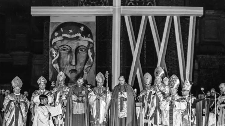 Obchody 25-lecia polskiej organizacji kościelnej na ziemiach poniemieckich: w środku Bolesław Kominek, obok z prawej prymas Stefan Wyszyński, z lewej Karol Wojtyła. Plac Katedralny we Wrocławiu, 3 maja 1970 r. // Ryszard Rzepecki / PAP