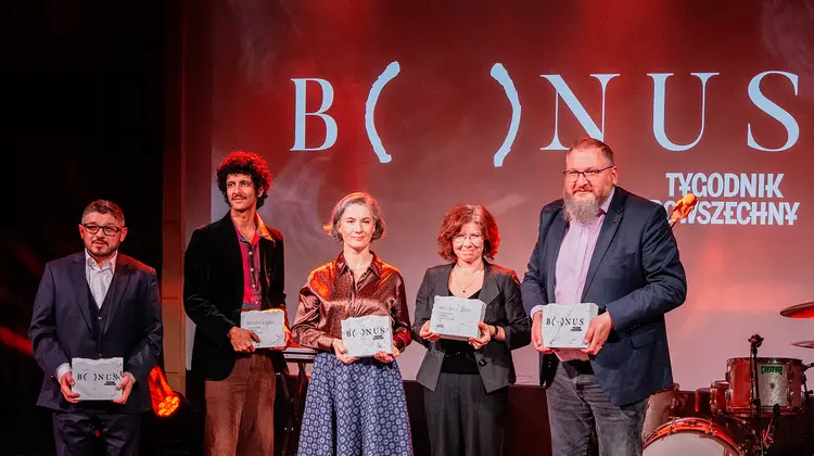 Przemysław Kuśmierek, Arjun Talwar, Karolina Wigura, Marta Titaniec i Piotr Cywiński- laureaci nagrody Bonus 2025. Kraków, Muzeum Sztuki i Techniki Japońskiej Manggha, 28 listopada 2025 // Fot. Marek Bednarz