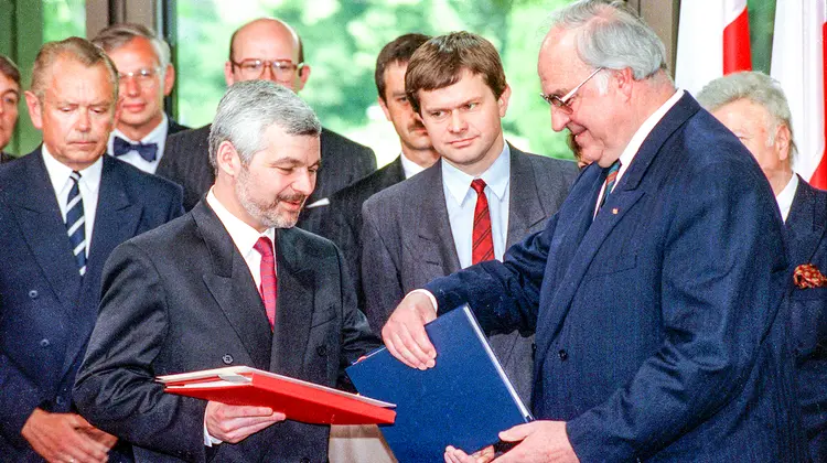 Premier Jan Krzysztof Bielecki oraz kanclerz Niemiec Helmut Kohl podpisują traktat niemiecko-polski o stosunkach między państwami, w tym uznanie obecnych granic. Bonn, 17 czerwca 1991 r. // Fot. Michael Jung / dpa / PAP 