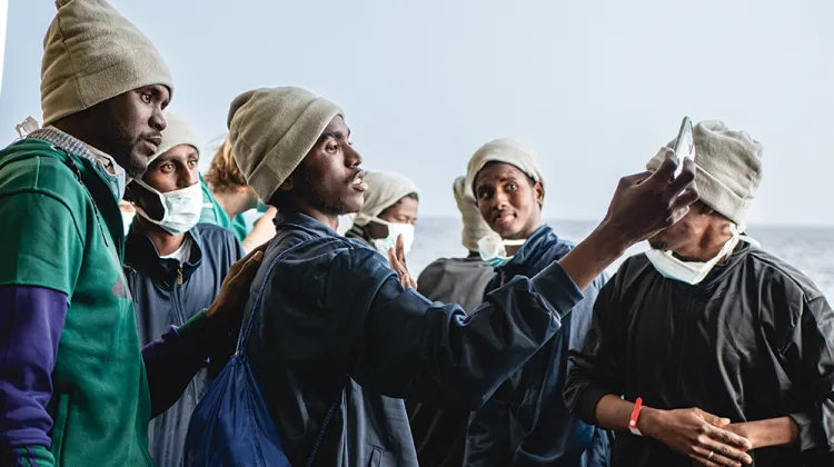Radość i nadzieja – pierwsze chwile migrantów na pokładzie statku ratunkowego „Geo Barents”. Morze Śródziemne, ok. 25 mil morskich od wybrzeży Libii. 7 stycznia 2023 r. / MARCIN ŻYŁA