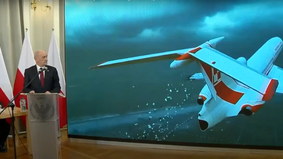 Kadr z reportażu śledczego „Siła kłamstwa” Czarno na białym TVN24, na zdjęciu Antoni Macierewicz / / TVN24