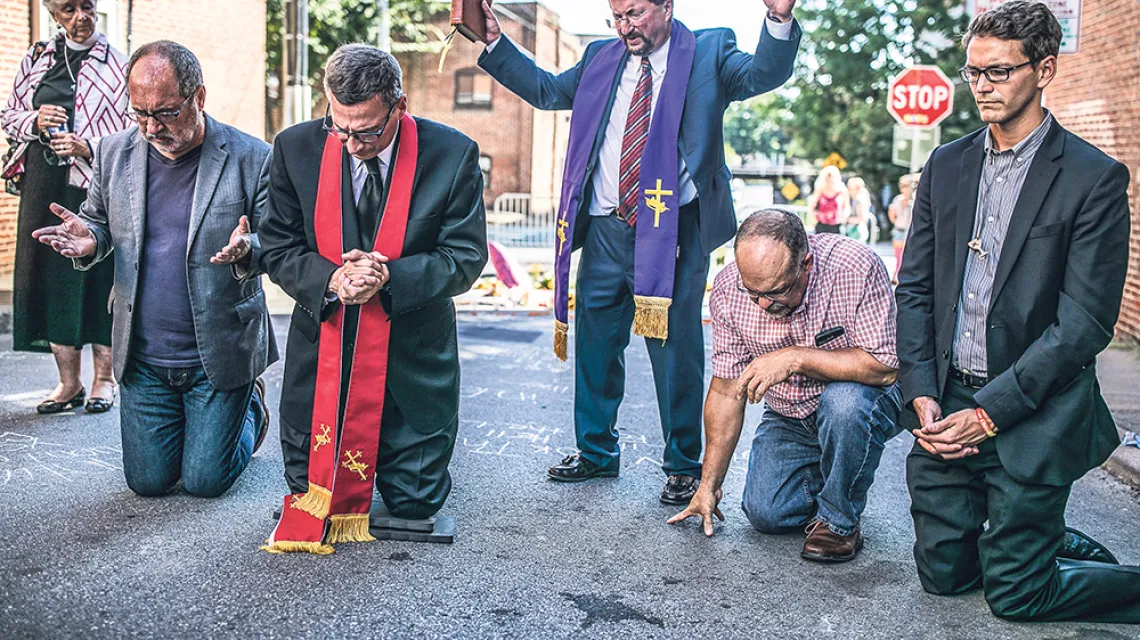 Przedstawiciele Kościołów protestanckich modlą się w miejscu ataku w Charlottesville, sierpień 2017 r. / EDU BAYER / THE NEW YORK TIMES / EAST NEWS