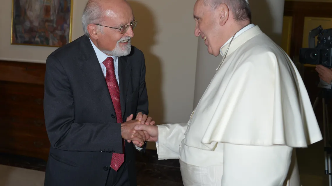 Luigi Accattoli, emerytowany watykanista „Corriere della Sera” z papieżem Franciszkiem / FOT. ARCHIWUM PRYWATNE / 