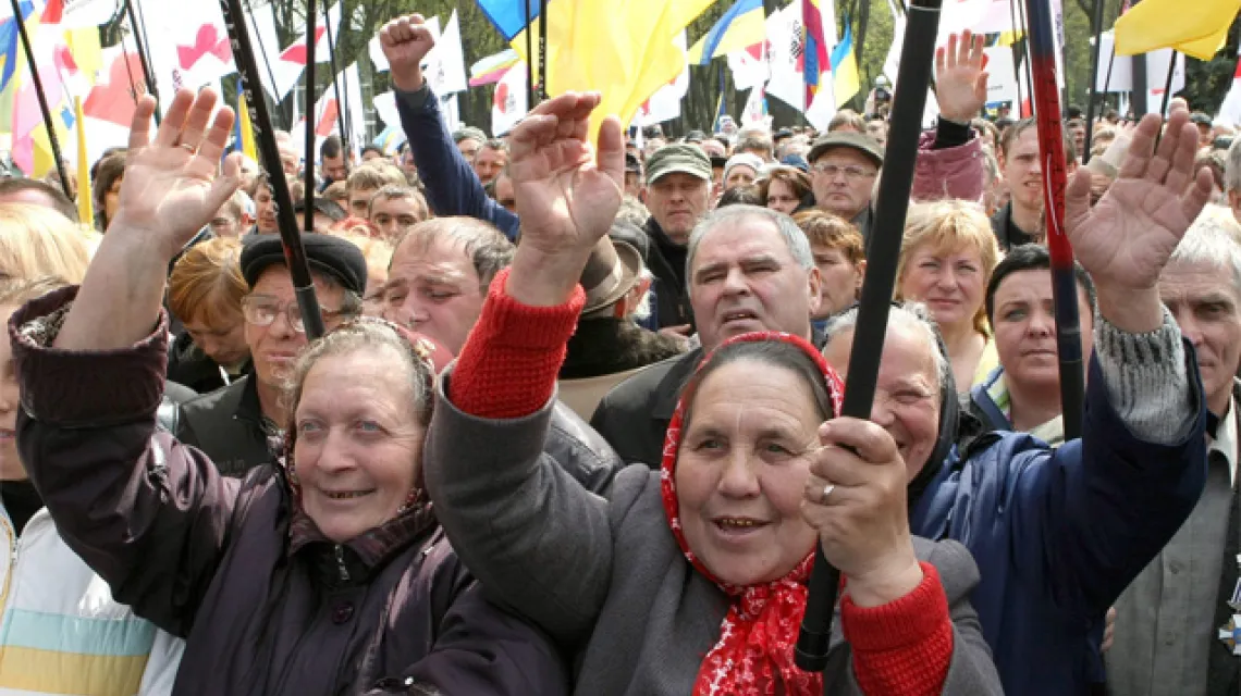 Ukraina: demonstracja przeciw prezydentowi Janukowiczowi po tym, jak zezwolił on rosyjskiej Flocie Czarnomorskiej stacjonować na Krymie do 2042 r. / fot. EPA/PAP / 
