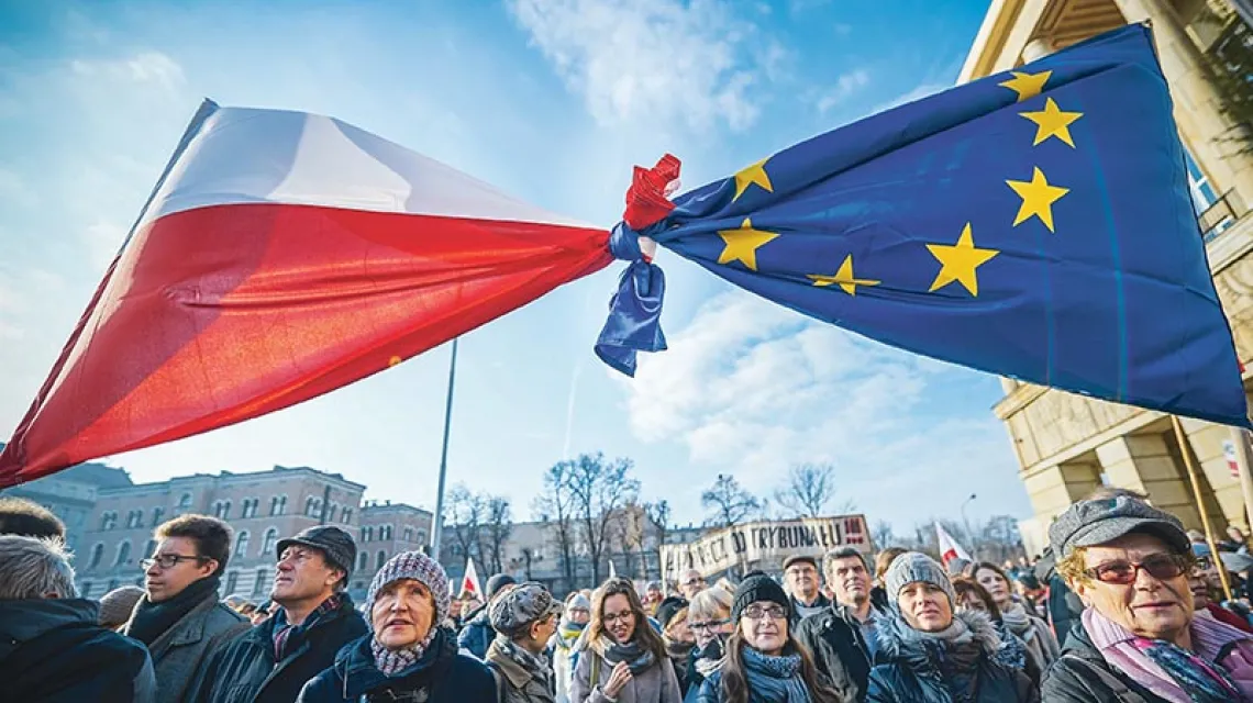 Manifestacja zorganizowana przez Komitet Obrony Demokracji, Łódź, 19 grudnia 2015 r. / Fot. Łukasz Szeląg / REPORTER