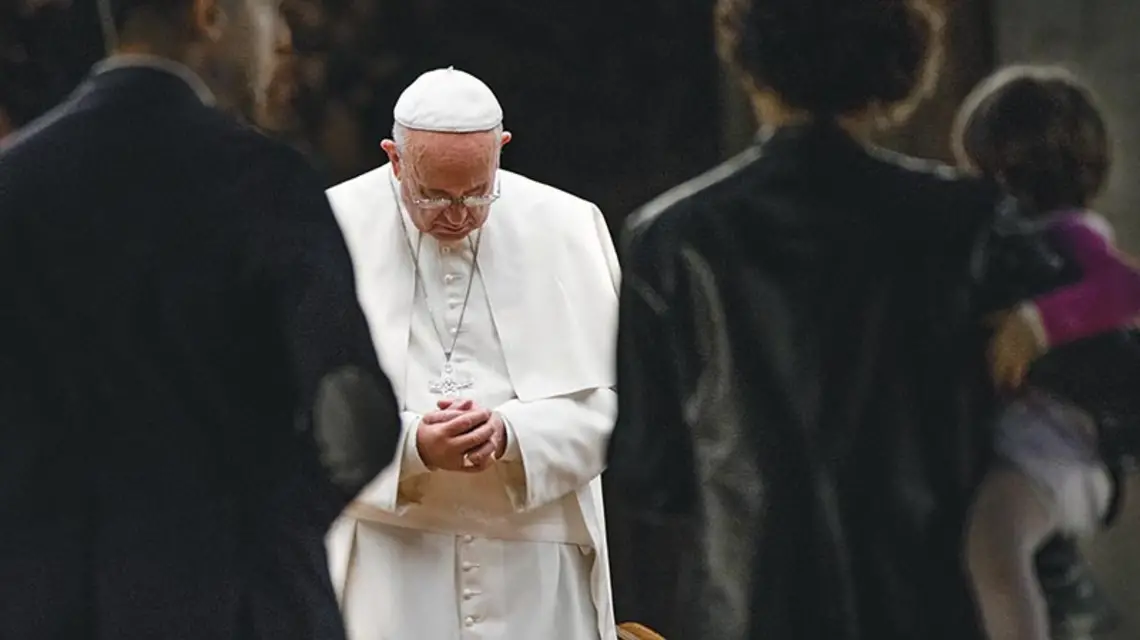 Czuwanie modlitewne w Bazylice św. Piotra przed otwarciem Synodu Biskupów poświęconego rodzinie, 3 października 2015 r. / Fot. Massimo Valicchia / NURPHOTO / EAST NEWS