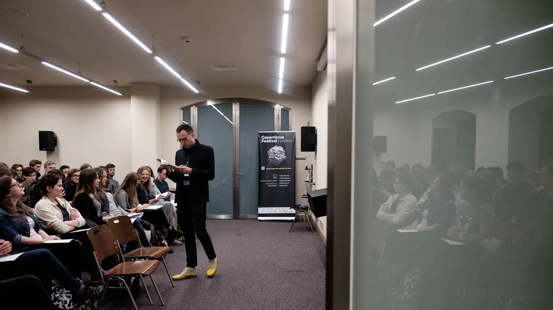 Grzegorz Jankowicz prowadzi lekcję czytania. Fot: Kamila Zarembska / 