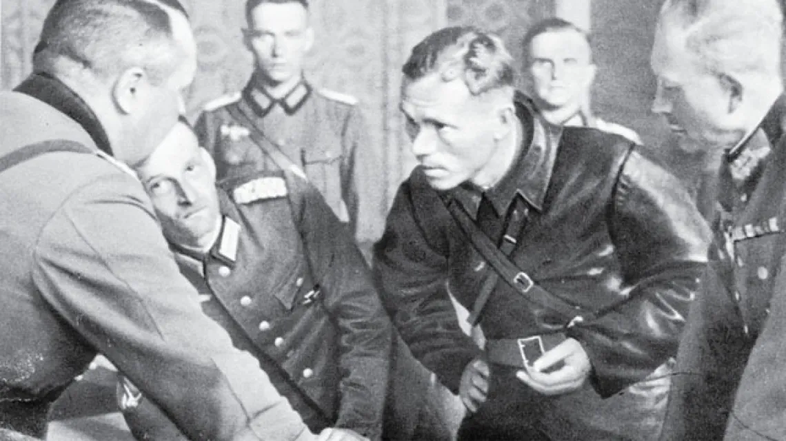 Generał Heinz Guderian (z prawej) ustala przebieg linii demarkacyjnej miedzy armia niemiecka i sowiecka z komisarzem politycznym Armii Czerwonej Borowienskim /fot. IPN, www.1wrzesnia39.pl | www.17wrzesnia39.pl / 