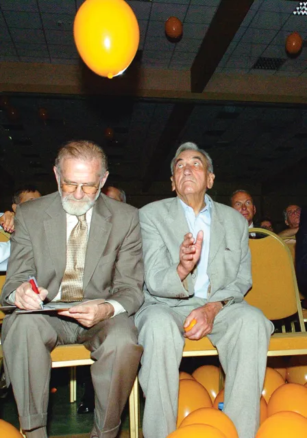 Bronisław Geremek i Tadeusz Mazowiecki podczas konwencji parlamentarnej Partii Demokratycznej Demokraci.pl. 20 sierpnia 2005 r. / Adam Rozbicki / REPORTER