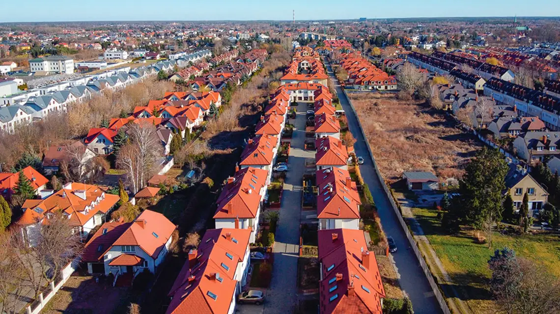 Osiedle szeregowców w warszawskiej dzielnicy Wawer, 2020 r. / MATEUSZ WŁODARCZYK / FORUM