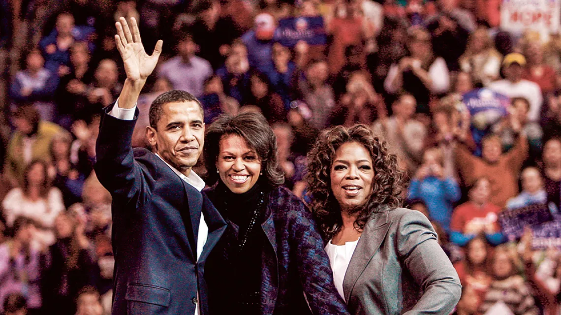 Oprah Winfrey z senatorem Barackiem Obamą i jego żoną Michelle podczas kampanii wyborczej, Manchester, USA, 9 grudnia 2007 r. / BRIAN SNYDER / REUTERS / FORUM