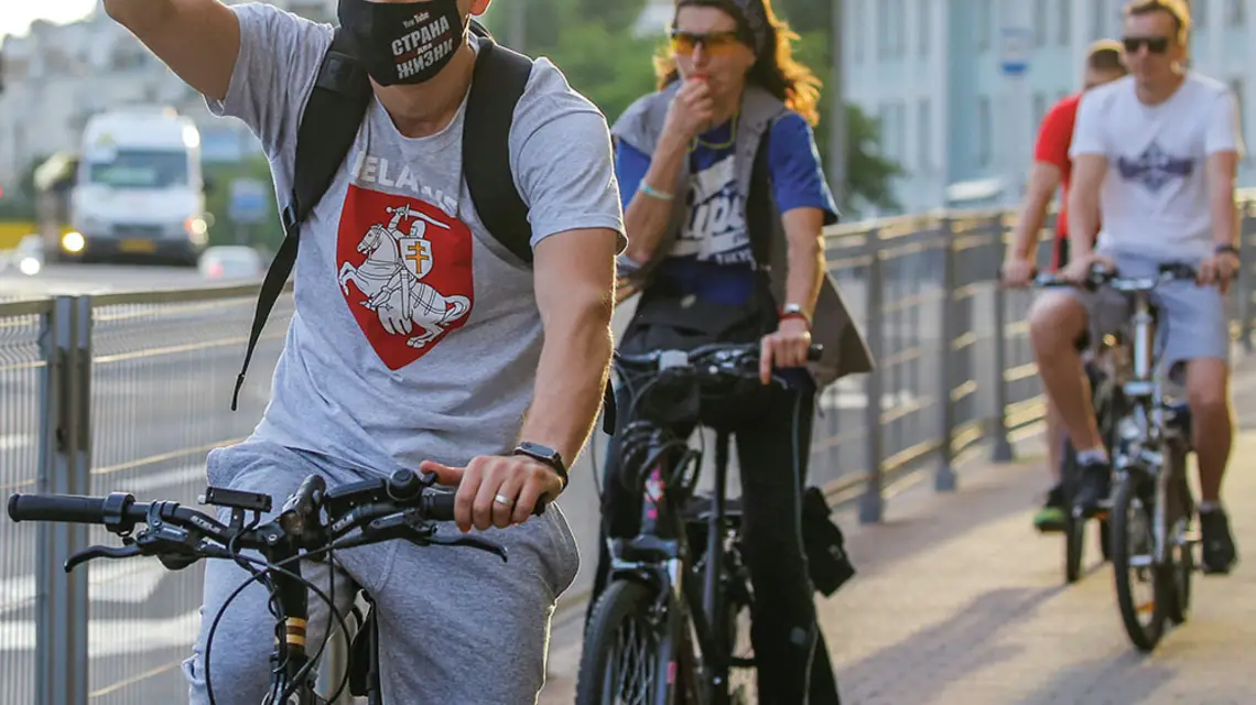 Protest (tzw. flash mob) na rowerach w okolicy sklepu z białoruską odzieżą patriotyczną i antyreżimową po tym, jak milicja aresztowała osoby stojące przed nim w kolejce. Mińsk, 23 czerwca 2020 r. / VASILY FEDOSENKO / REUTERS / FORUM