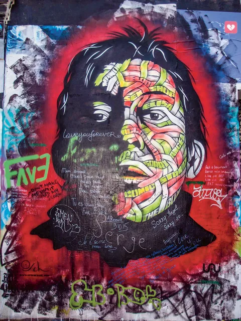 Serge Gainsbourg – graffiti na ścianie jego domu przy rue de Verneuil, Paryż, 2015 r. /   / CLAUDE THIBAULT / ALAMY STOCK PHOTO / BEW