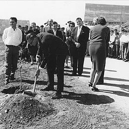 Rok 1963: Bartoszewski sadzi drzewko w Alei Sprawiedliwych w Jerozolimie w imieniu Rady Pomocy Żydom "Żegota" /fot. archiwum W. Bartoszewskiego / 