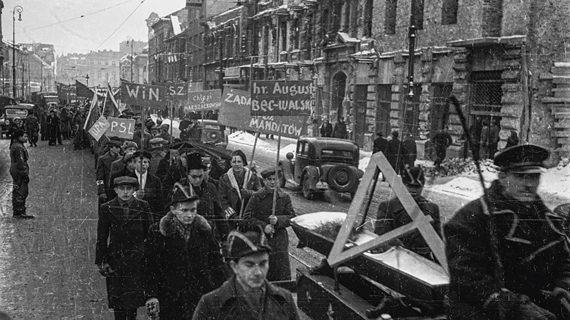 „Pogrzeb PSL-u” (symbolizowanego przez widoczną w trumnie „czwórkę”, numer listy PSL w Warszawie w wyborach do Sejmu) na komunistycznej manifestacji na warszawskim Nowym Świecie, ­22 ­stycznia 1947 r. / PAP