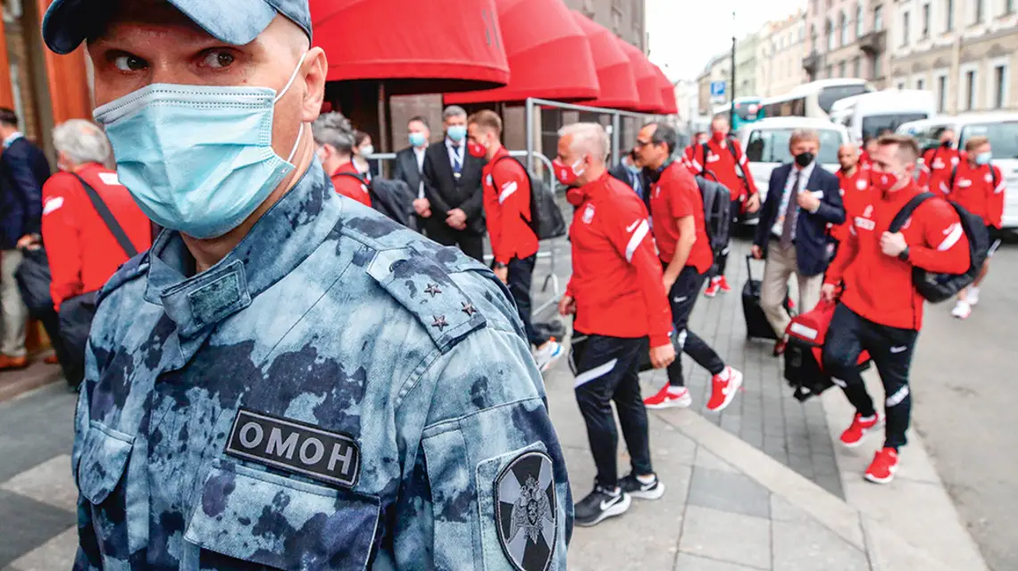 Trzecie w kolejności miejsce wśród regionów Rosji, gdzie notuje się największy przyrost zachorowań, zajmuje Petersburg. Mimo to odbywają się tu mecze piłkarskich mistrzostw Europy. Na zdjęciu: polska drużyna przybywa do hotelu przed spotkaniem z Słowacją. / ALEXANDER DEMIANCHUK / ITAR-TASS / PAP