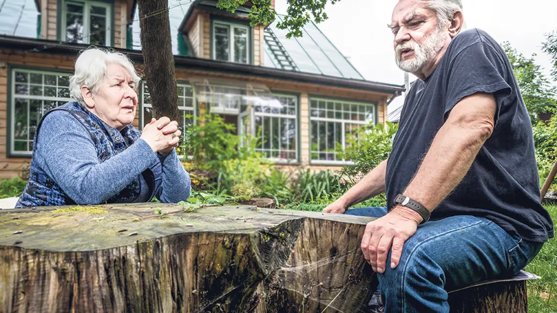 Elżbieta i Przemysław Malzahnowie przed swoim domem, Białowieża, 23 czerwca 2017 r. / Marcin Onufryjuk