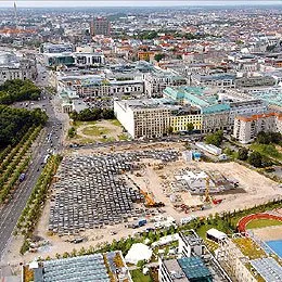 Centrum Berlina w trakcie budowy pomnika Holokaustu (wielki symboliczny cmentarz żydowski) /fot. M. Nowak / 