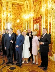 Władimir Putin z żoną Ludmiłą i Gerhard Schroeder z żoną Doris zwiedzają Bursztynową Komnatę / 