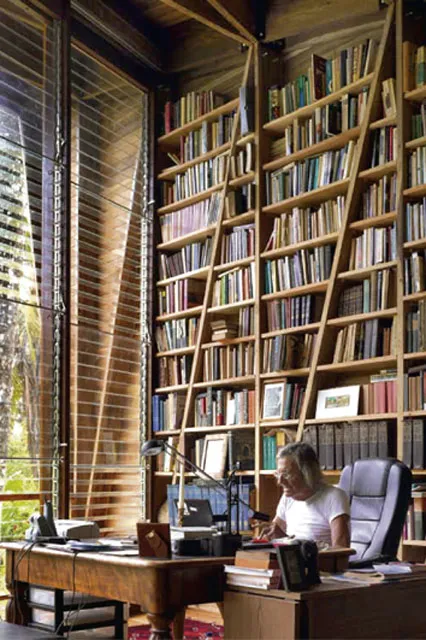 Keith Botsford w swoim domu-bibliotece na Kostaryce /fot. archiwum prywatne / 