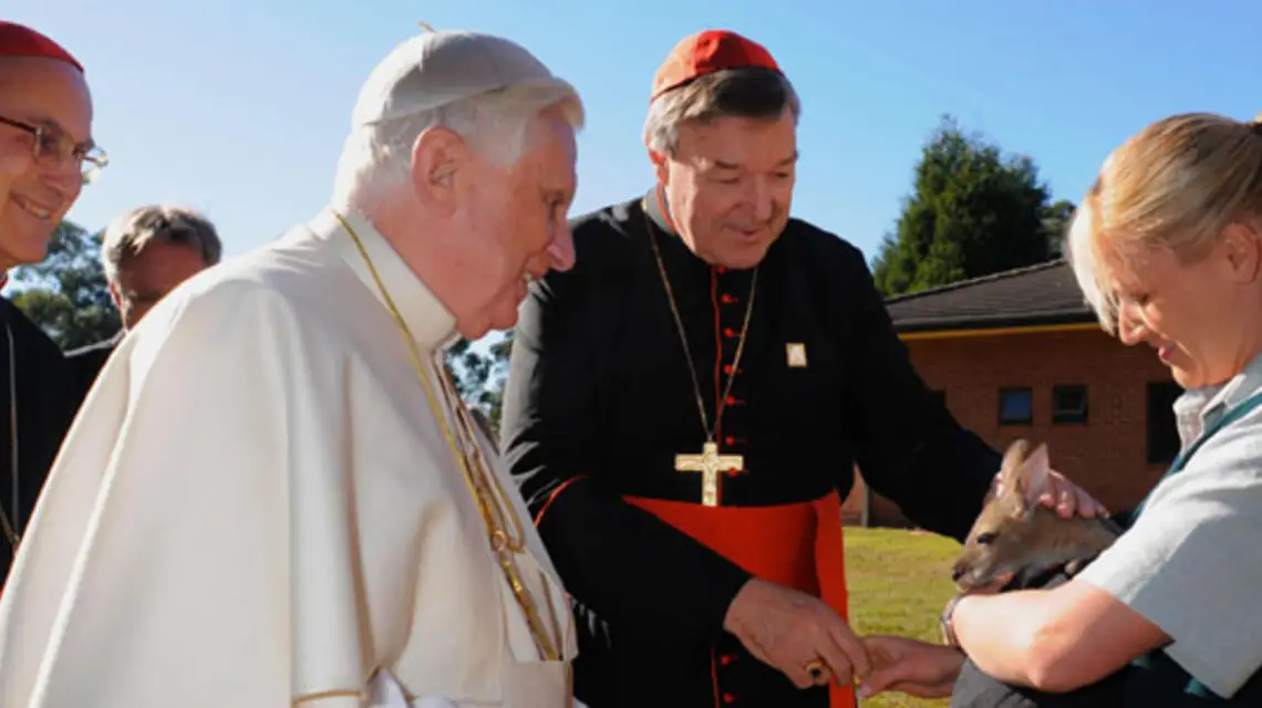 Papież Benedykt XVI i kard. George Pell z walabią, gatunkiem małego kangura, w ośrodku Kenthurst, Sydney 16 lipca 2008 r. /fot. KNA-Bild / 