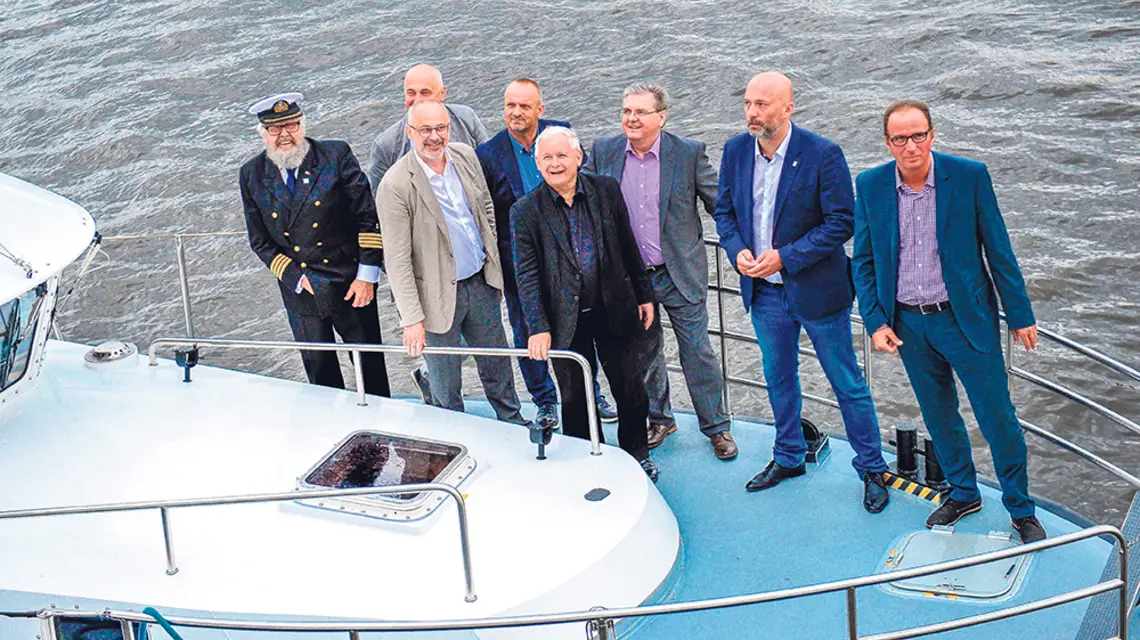 Jarosław Kaczyński w gronie polityków PiS przed wejściem na pokład Daru Młodzieży, biorącego udział w regatach The Tall Ships Races, Szczecin, 5 sierpnia 2017 r. / / FOT. MARCIN BIELECKI / PAP