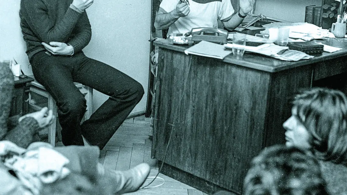 Antoni Macierewicz i Jacek Kuroń byli – obok Jana Józefa Lipskiego – głównymi założycielami KOR. Na zdjęciu: zebranie członków Komitetu w styczniu 1980 r. / / TOMASZ MICHALAK / FOTONOVA
